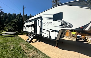 Kid-Friendly Fifth Wheel - only delivery available