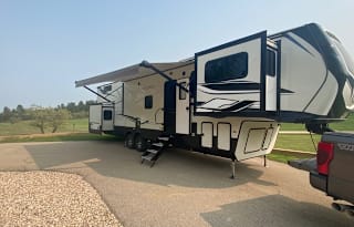 Montana High Country 377FL - room for the family