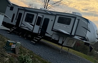 2022 Arctic Wolf 5th wheel sleeps 8-10
