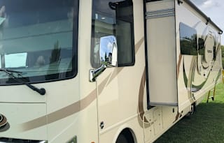 2018 Thor Motor Coach Hurricane 29M