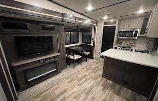 Lauryn and Noah's Pet Friendly 5th Wheel