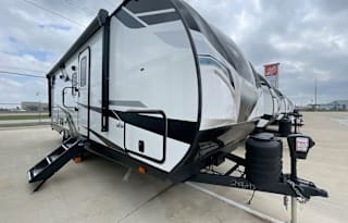 2024 North Trail 24BHS Sleeps 8 King Bed & Bunks!