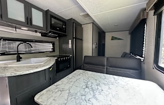 2023 Aspen Trail 34ft Travel Trailer Clean