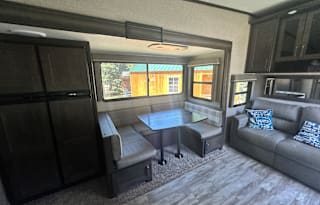 Kid-Friendly Fifth Wheel - only delivery available