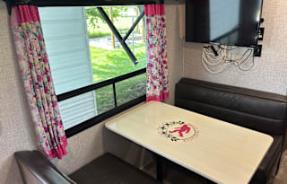 Sassy Sasquatch – Family Bunk w/ Outdoor Kitchen