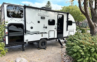 Light & EASY TO TOW w/Bunk Beds, Sleeps 6  Easily