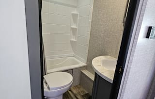 Delivery Only - Super clean and bright 5th wheel