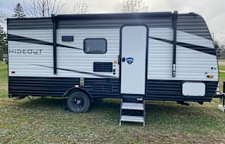 17ft Cozy Camper, this Camper comes ready for you
