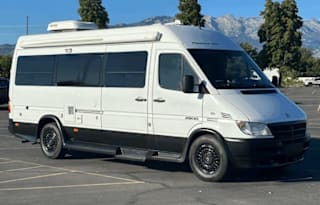 Perfect For 2 - Big Bed, Bathroom, Kitchen, 22MPG