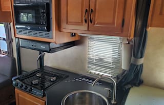 2014 Thor Majestic 23A - Fully stocked with solar