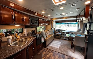 Fully stocked & Pet Friendly '18 Coachmen Pursuit