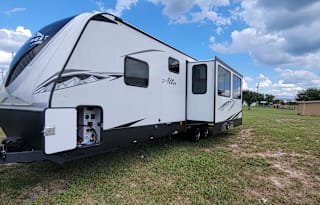 Spacious Family & Pet Friendly RV Rental
