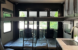 Travel Trailer / Toy Hauler / Sleeps 6 / Rear Deck