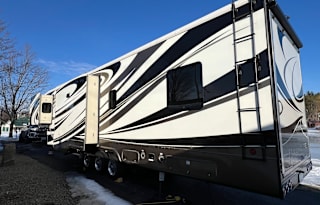 2019 DRV Luxury Suites FullHouse LX455