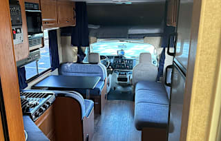 Fully loaded 2015 Thor Motor Coach Majestic