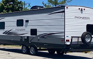 Razor Crest w/Bunk House