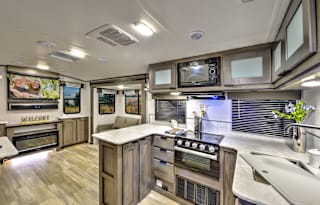 Luxurious RV with Open Floor Plan & Separate King Size Bdrm.  Pets Friendly