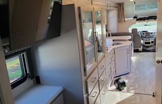 Brand New 2023 Thor Motor Coach Quantum - Sleeps up to 6