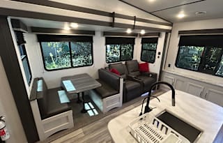 Pet Friendly Local Delivery 2 Bedroom Fifth Wheel
