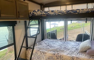 2021 Toy hauler FREE 2 kayaks & 2 free SUP’S