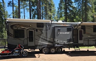 43' Luxury 5th Wheel sleeps 8, with 3 slides!