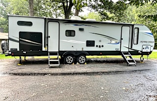 Brandon & Colleen’s Spacious Home on Wheels