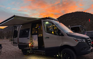 Epic Desert Rentals - 4x4 Mercedes Revel