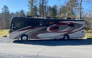 2022 Fleetwood RV Discovery 38N