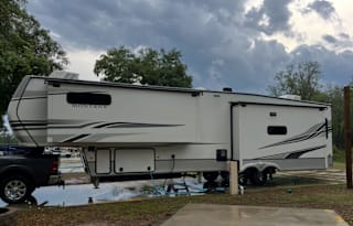 Hamilton's Hangout 2 - 2022 Keystone Montana
