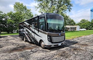 2013 Holiday Rambler Vacationer 32WBD