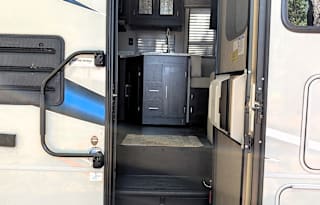 2022 Coachmen - Pursuit Floorplan 31BH