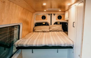 2022 Mercedes-Benz Sprinter 2500 V6 (off grid)