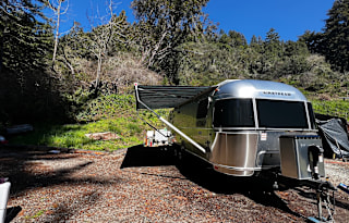27 foot international - Power awning, Rear Hatch!