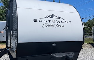 2022 EAST TO WEST Della Terra 323QB
