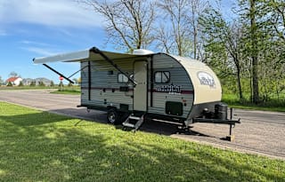 Big slide out, sleeps 6, under 4000lbs!