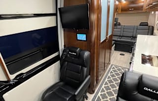 Easy to Drive,Mercedes Safety,7 Seatbelts,King Bed