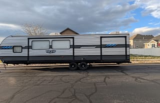 Beautiful Spacious Bunkhouse Pet-Friendly Trailer!