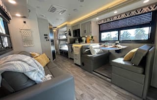 KID & PET FRIENDLY! BUNK HOUSE! Brand new jayco