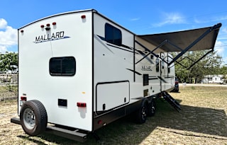 32 Ft Travel Trailer King size bed! Sleeps 8-10
