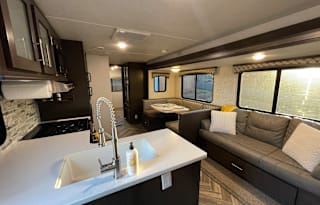 Sleeps 8, Fully Stocked and Pet Friendly by HSC