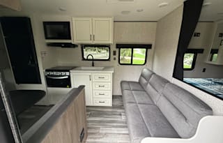 2025 Jayco Jayflight SLX 260BH – Sleeps up to 10!