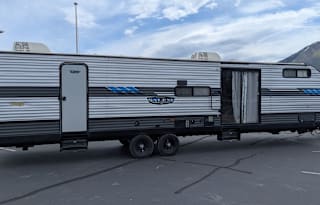 Beautiful Spacious Bunkhouse Pet-Friendly Trailer!