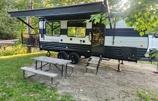 2025 Toy Hauler: Cherokee Grey Wolf 18RR