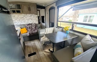 Glamping! New Camper with private bedroom, pet friendly, smart TVs