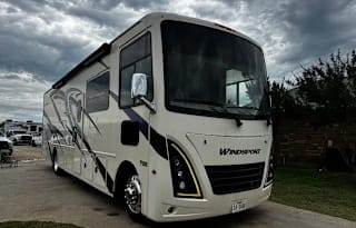 Woody's 2022 Thor Motor Coach Windsport 34J