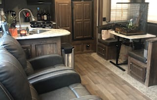 Cozy Cabin-Style Keystone Cougar