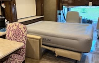 2017 Thor Motor Coach Venetian M37