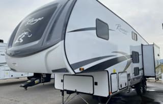NEW 5TH WHEEL CAMPER WITH ROOM FOR EVERYONE!