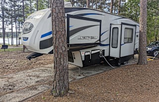 2018 Artic Wolf 5th Wheel Camper