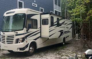 AWESOME well loved RV for family trips !